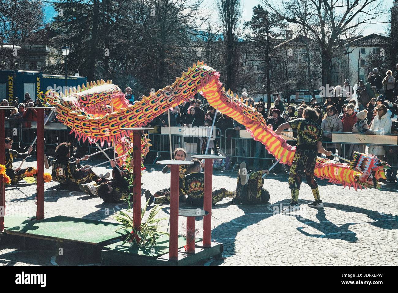 Danza del drago e del leone, esplosione di energia e dinamismo simbolo dell'anno del Cavallo del fuoco, per celebrare il Capodanno cinese Foto Stock