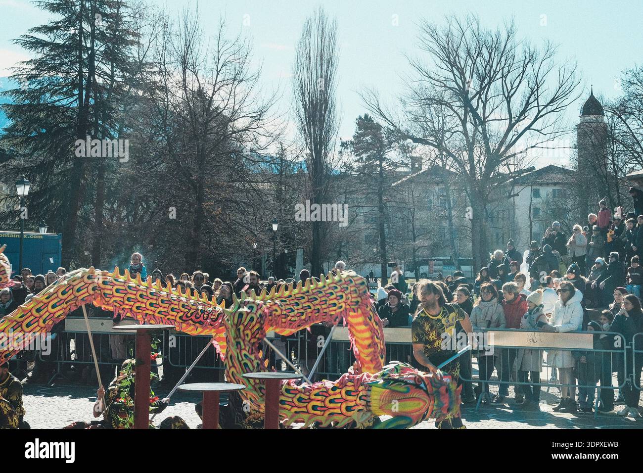 Danza del drago e del leone, esplosione di energia e dinamismo simbolo dell'anno del Cavallo del fuoco, per celebrare il Capodanno cinese Foto Stock