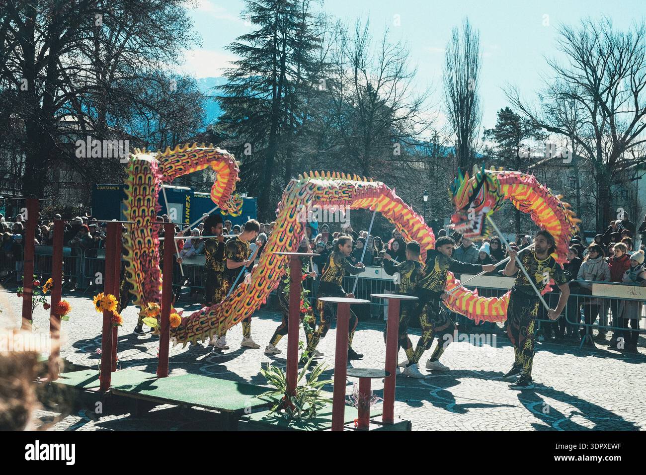 Danza del drago e del leone, esplosione di energia e dinamismo simbolo dell'anno del Cavallo del fuoco, per celebrare il Capodanno cinese Foto Stock