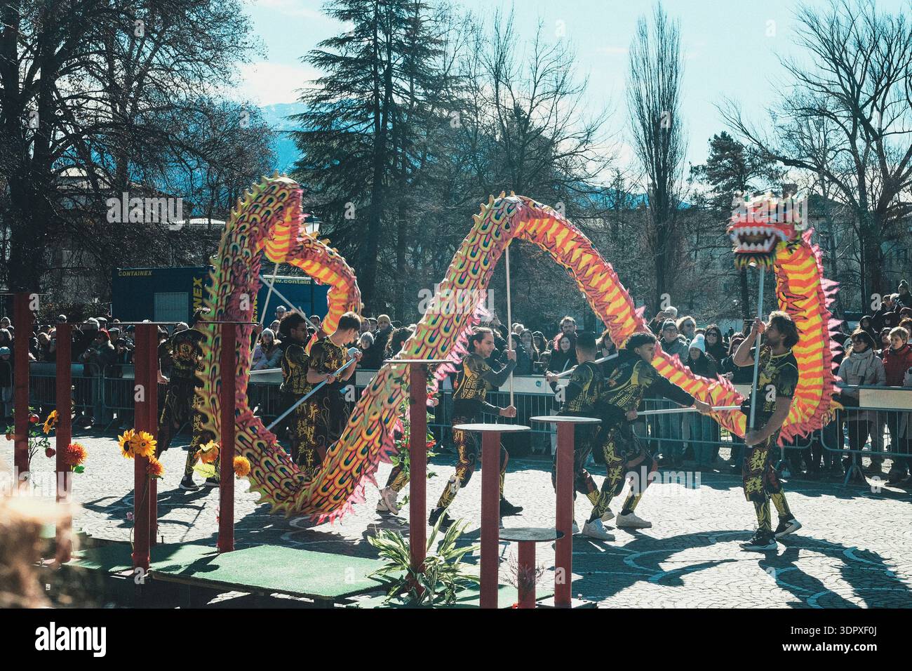 Danza del drago e del leone, esplosione di energia e dinamismo simbolo dell'anno del Cavallo del fuoco, per celebrare il Capodanno cinese Foto Stock