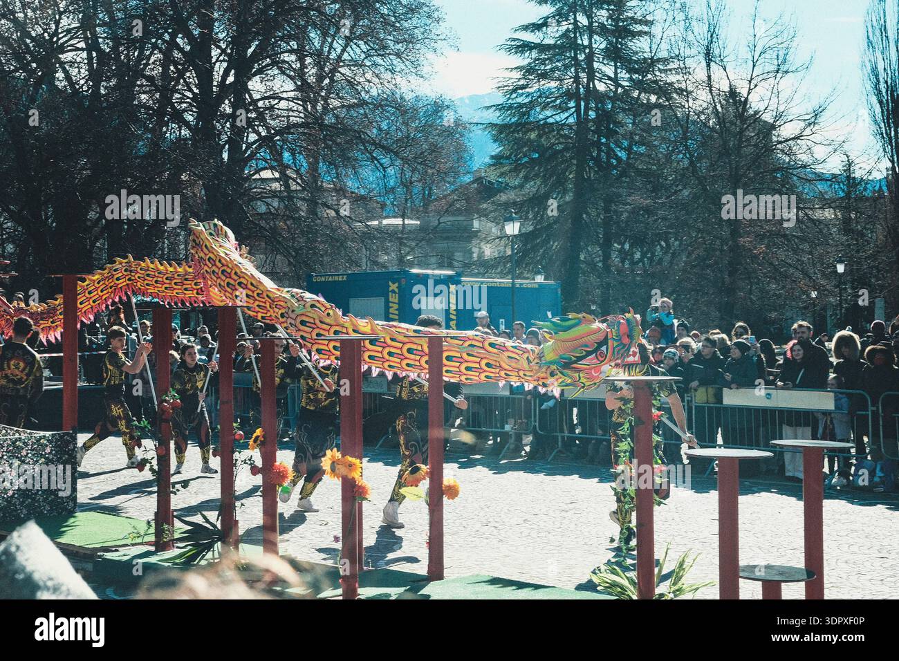 Danza del drago e del leone, esplosione di energia e dinamismo simbolo dell'anno del Cavallo del fuoco, per celebrare il Capodanno cinese Foto Stock