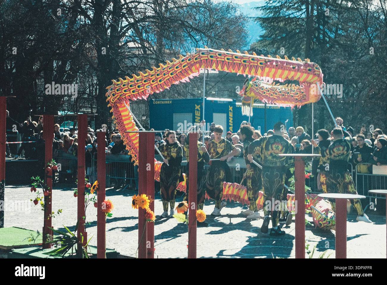 Danza del drago e del leone, esplosione di energia e dinamismo simbolo dell'anno del Cavallo del fuoco, per celebrare il Capodanno cinese Foto Stock