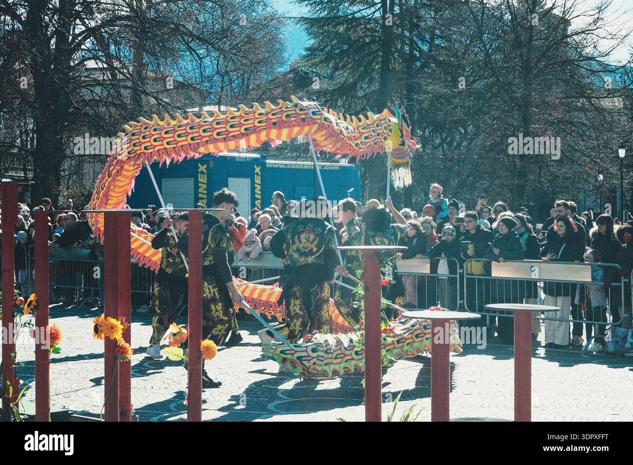 Danza del drago e del leone, esplosione di energia e dinamismo simbolo dell'anno del Cavallo del fuoco, per celebrare il Capodanno cinese Foto Stock