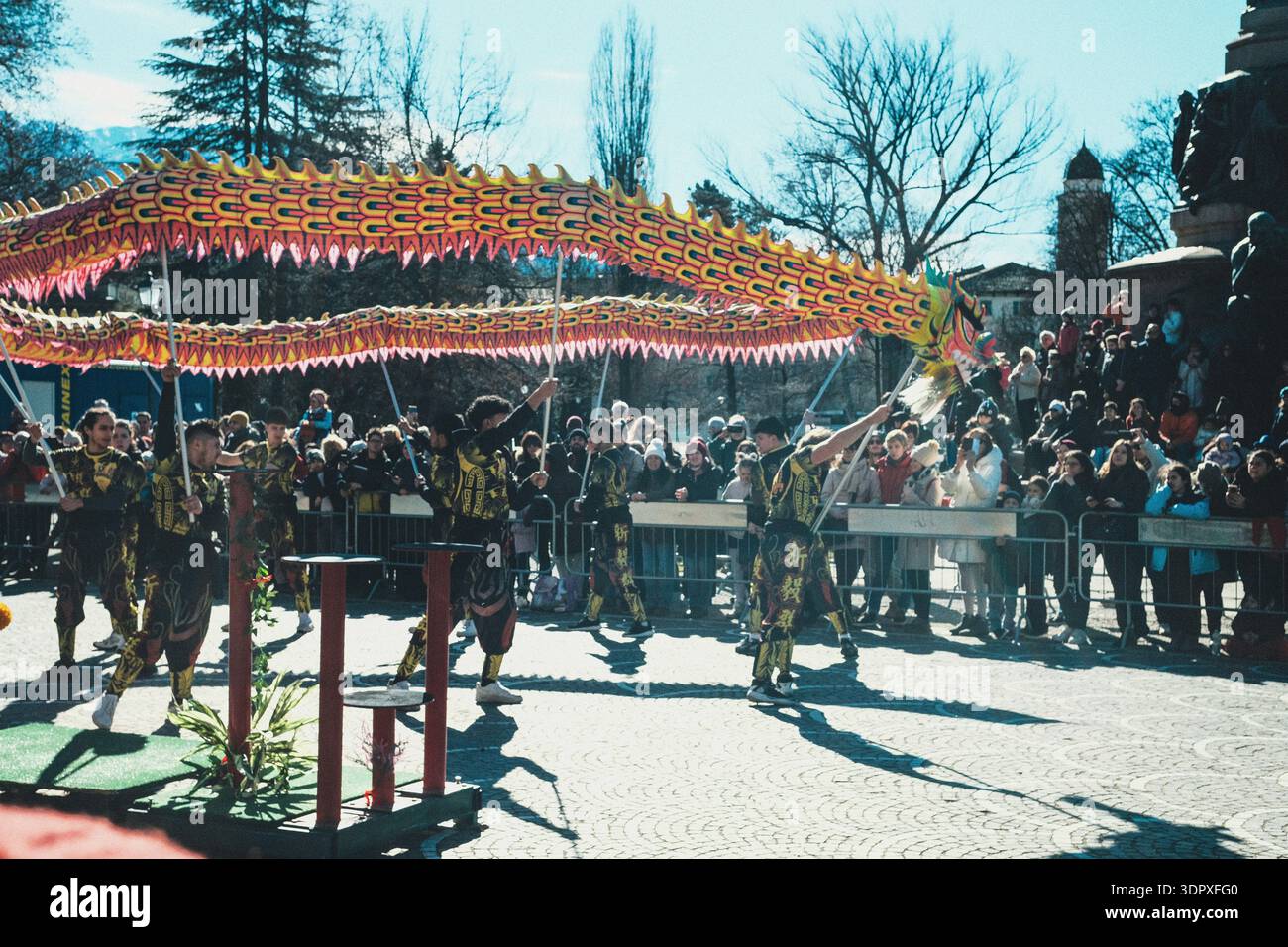 Danza del drago e del leone, esplosione di energia e dinamismo simbolo dell'anno del Cavallo del fuoco, per celebrare il Capodanno cinese Foto Stock