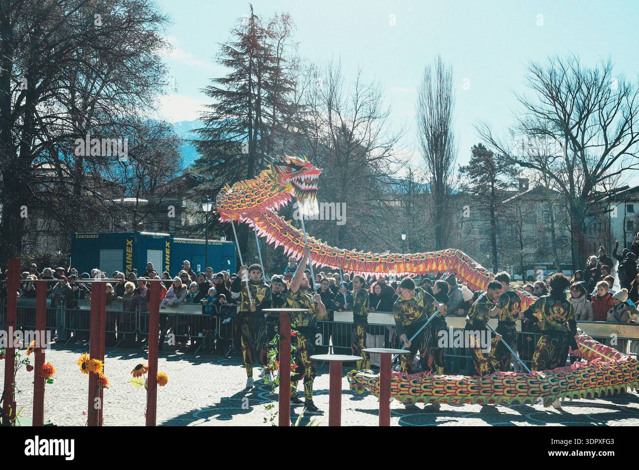 Danza del drago e del leone, esplosione di energia e dinamismo simbolo dell'anno del Cavallo del fuoco, per celebrare il Capodanno cinese Foto Stock