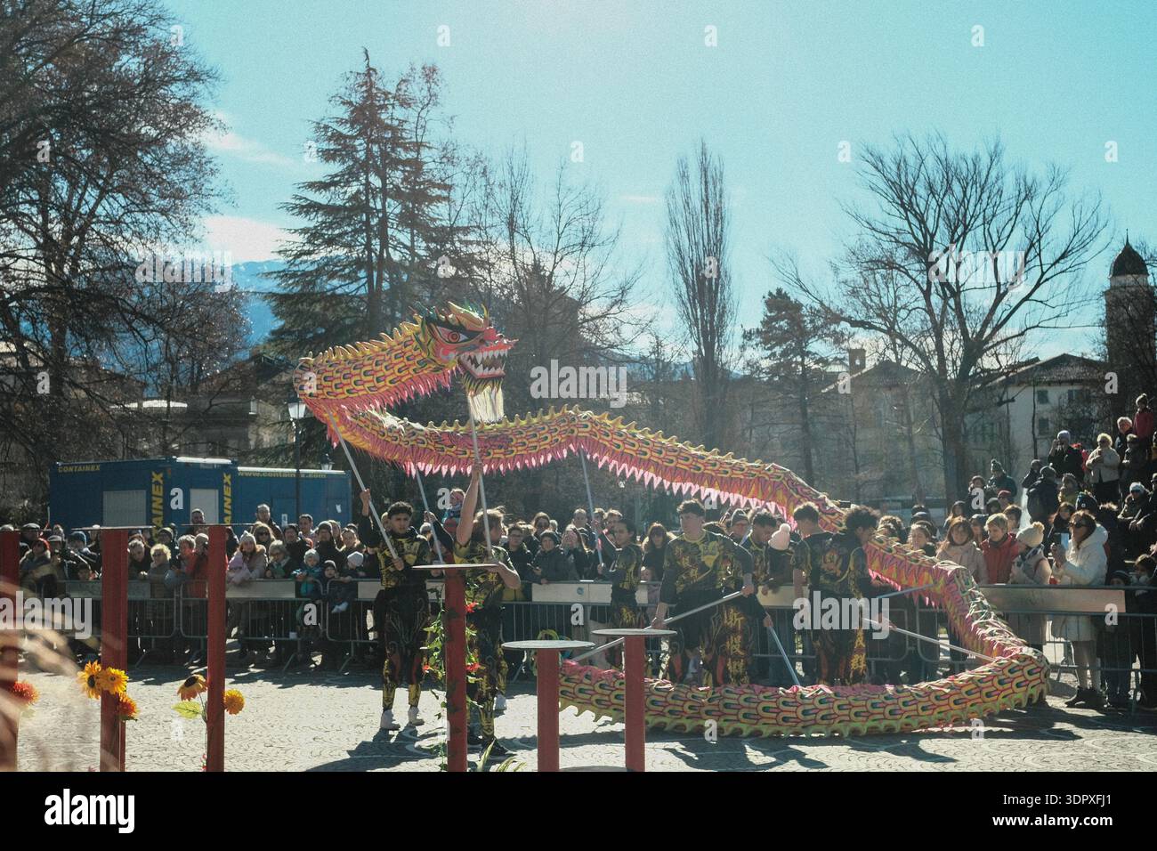 Danza del drago e del leone, esplosione di energia e dinamismo simbolo dell'anno del Cavallo del fuoco, per celebrare il Capodanno cinese Foto Stock