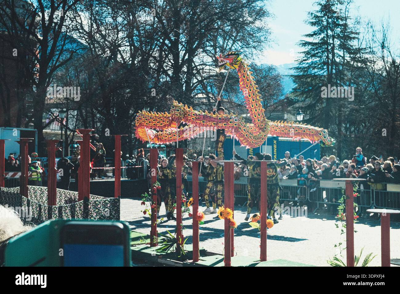 Danza del drago e del leone, esplosione di energia e dinamismo simbolo dell'anno del Cavallo del fuoco, per celebrare il Capodanno cinese Foto Stock