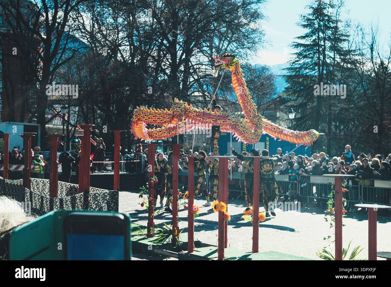 Danza del drago e del leone, esplosione di energia e dinamismo simbolo dell'anno del Cavallo del fuoco, per celebrare il Capodanno cinese Foto Stock