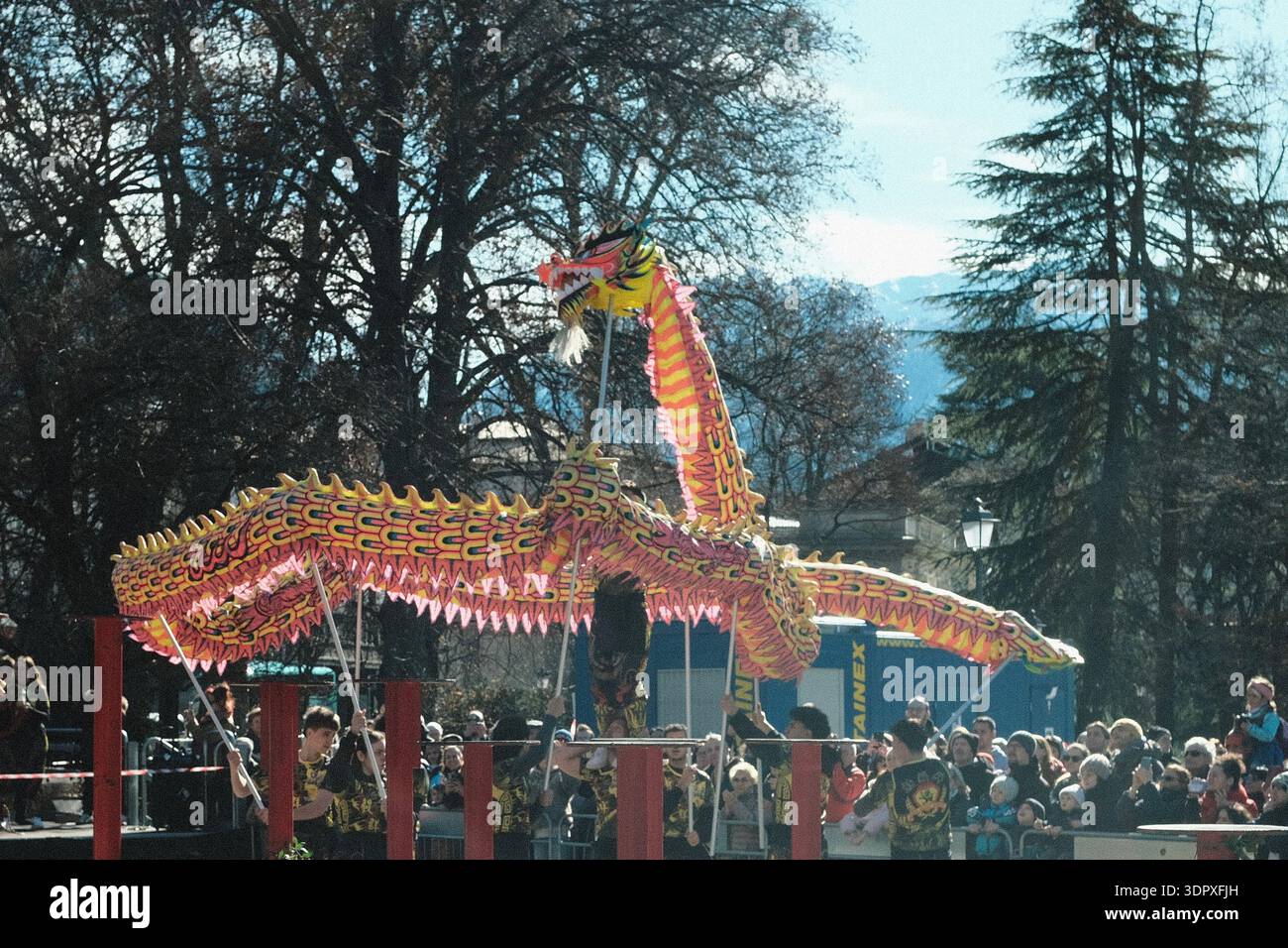 Danza del drago e del leone, esplosione di energia e dinamismo simbolo dell'anno del Cavallo del fuoco, per celebrare il Capodanno cinese Foto Stock