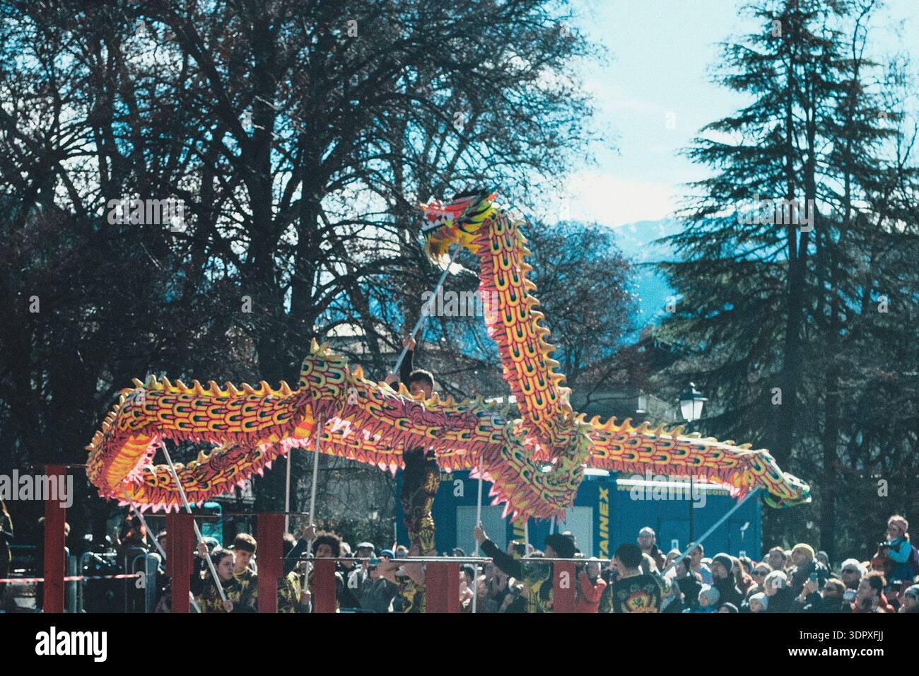 Danza del drago e del leone, esplosione di energia e dinamismo simbolo dell'anno del Cavallo del fuoco, per celebrare il Capodanno cinese Foto Stock
