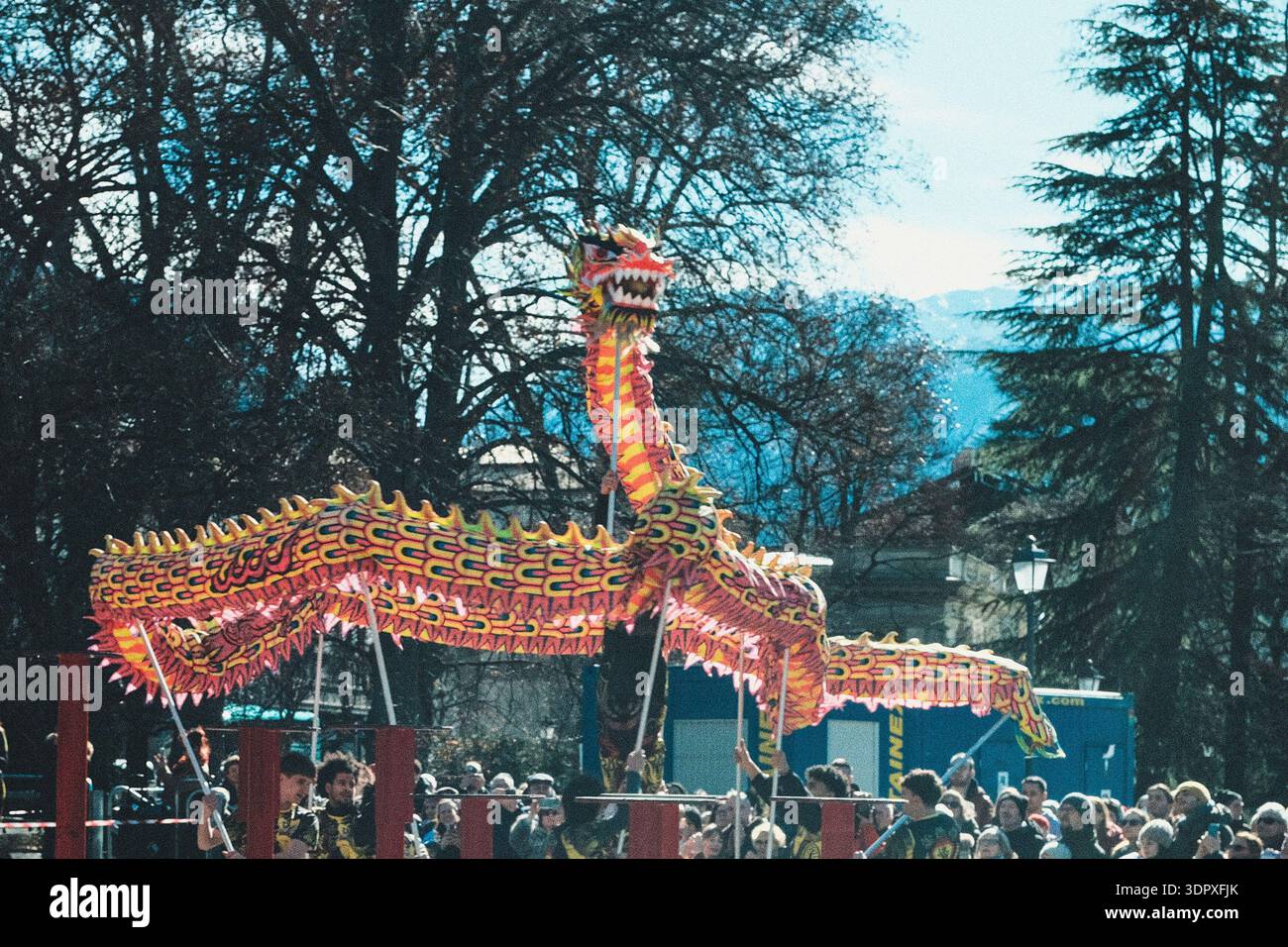Danza del drago e del leone, esplosione di energia e dinamismo simbolo dell'anno del Cavallo del fuoco, per celebrare il Capodanno cinese Foto Stock