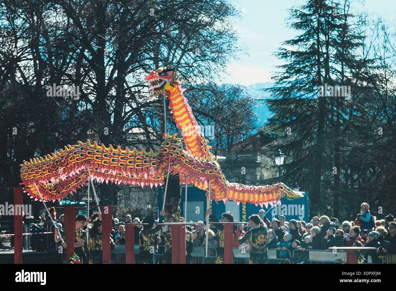 Danza del drago e del leone, esplosione di energia e dinamismo simbolo dell'anno del Cavallo del fuoco, per celebrare il Capodanno cinese Foto Stock