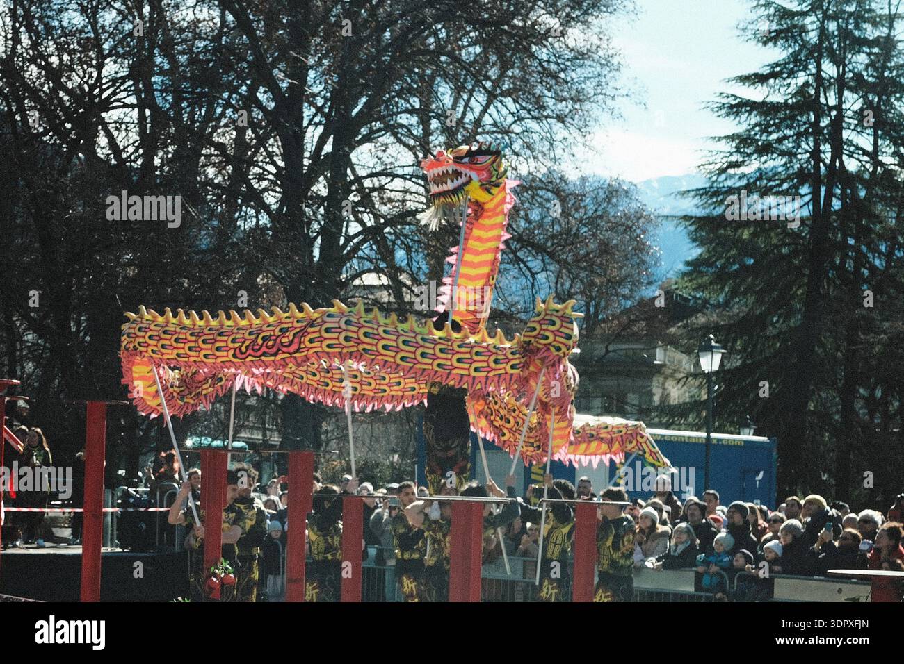 Danza del drago e del leone, esplosione di energia e dinamismo simbolo dell'anno del Cavallo del fuoco, per celebrare il Capodanno cinese Foto Stock