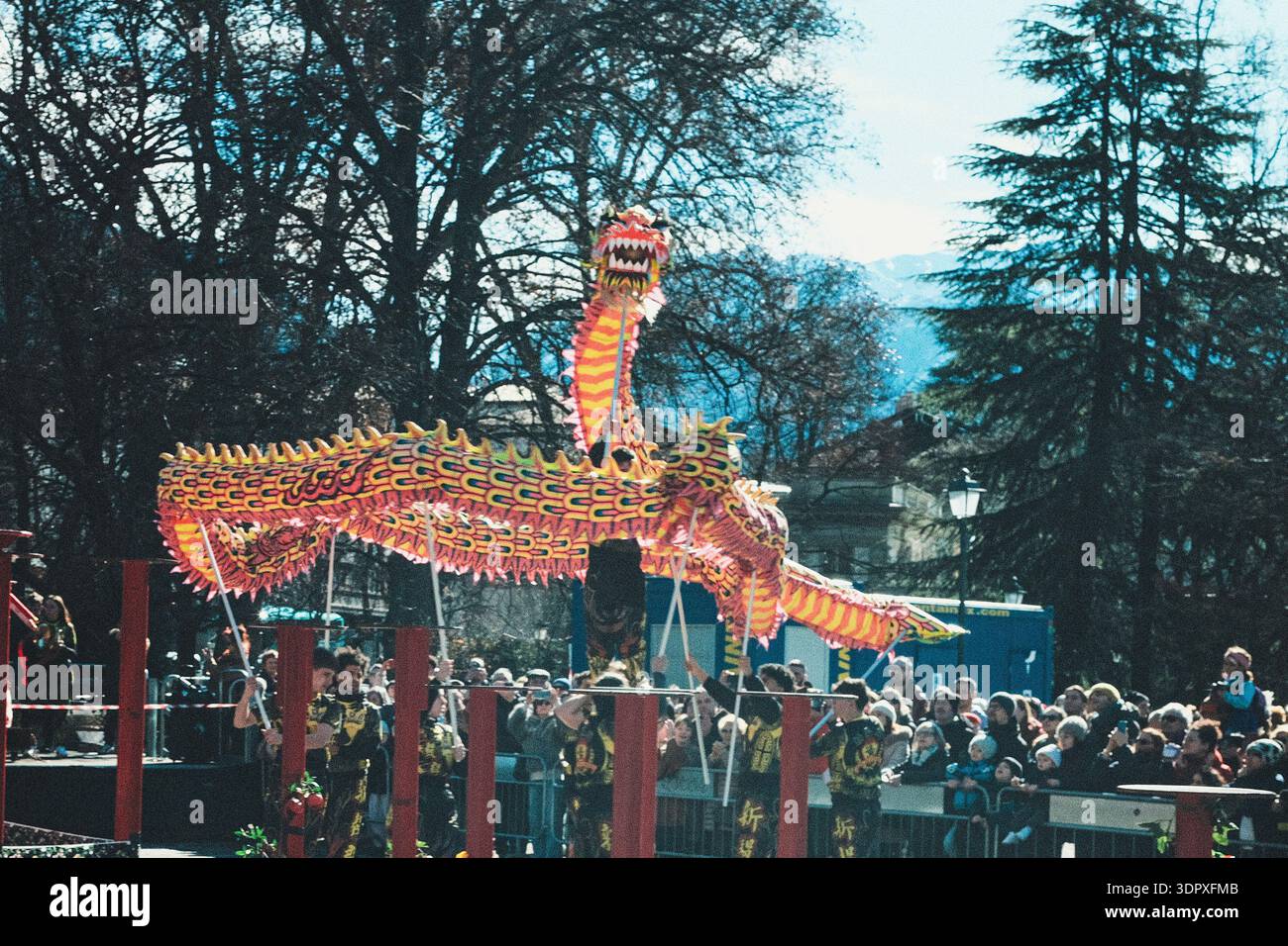 Danza del drago e del leone, esplosione di energia e dinamismo simbolo dell'anno del Cavallo del fuoco, per celebrare il Capodanno cinese Foto Stock