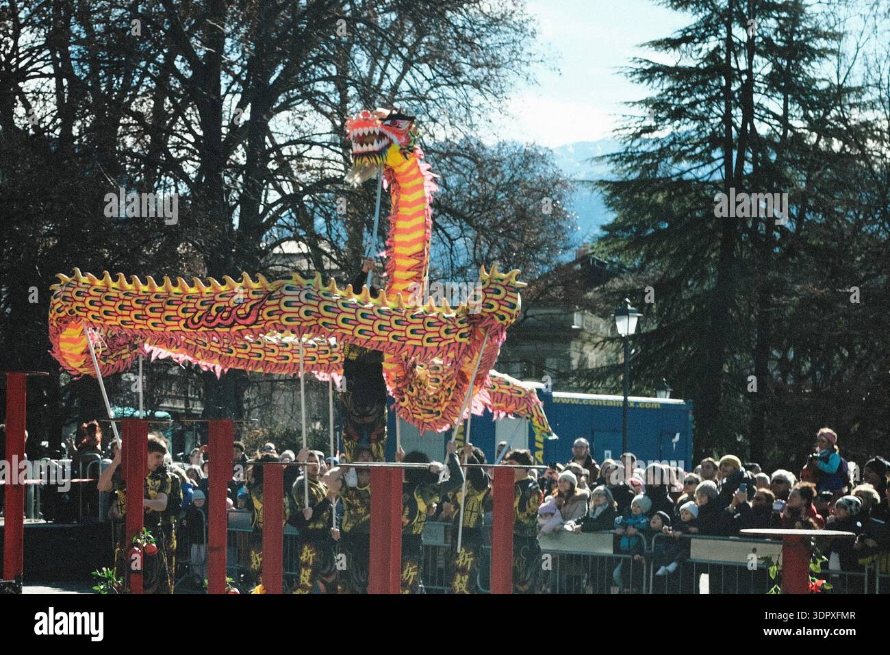 Danza del drago e del leone, esplosione di energia e dinamismo simbolo dell'anno del Cavallo del fuoco, per celebrare il Capodanno cinese Foto Stock