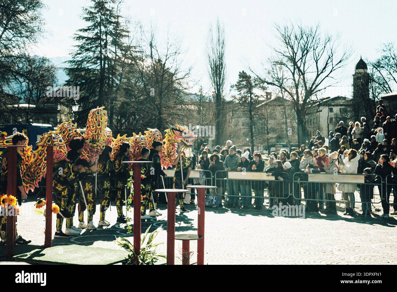 Danza del drago e del leone, esplosione di energia e dinamismo simbolo dell'anno del Cavallo del fuoco, per celebrare il Capodanno cinese Foto Stock