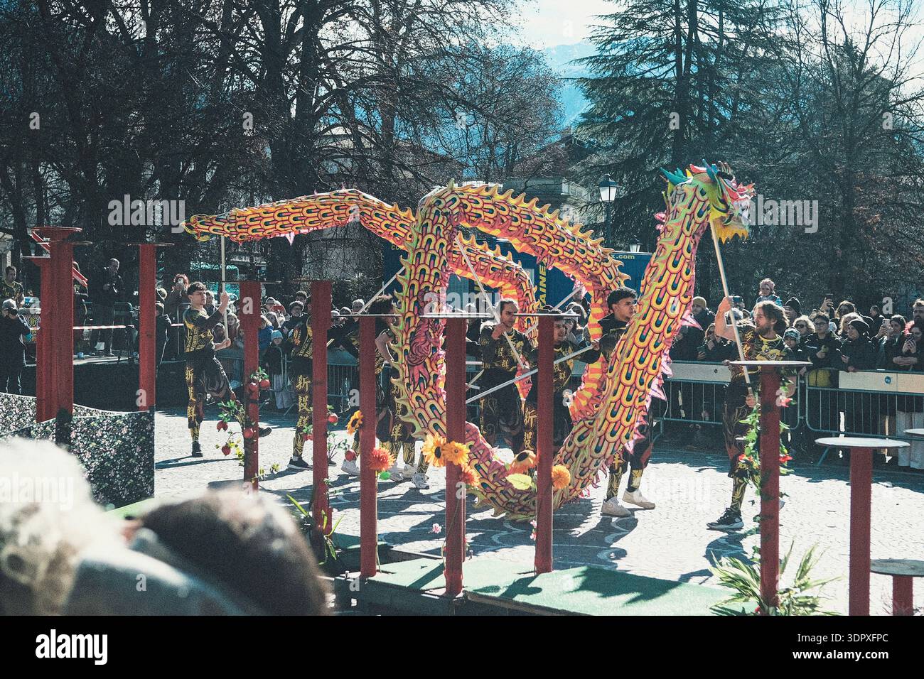 Danza del drago e del leone, esplosione di energia e dinamismo simbolo dell'anno del Cavallo del fuoco, per celebrare il Capodanno cinese Foto Stock