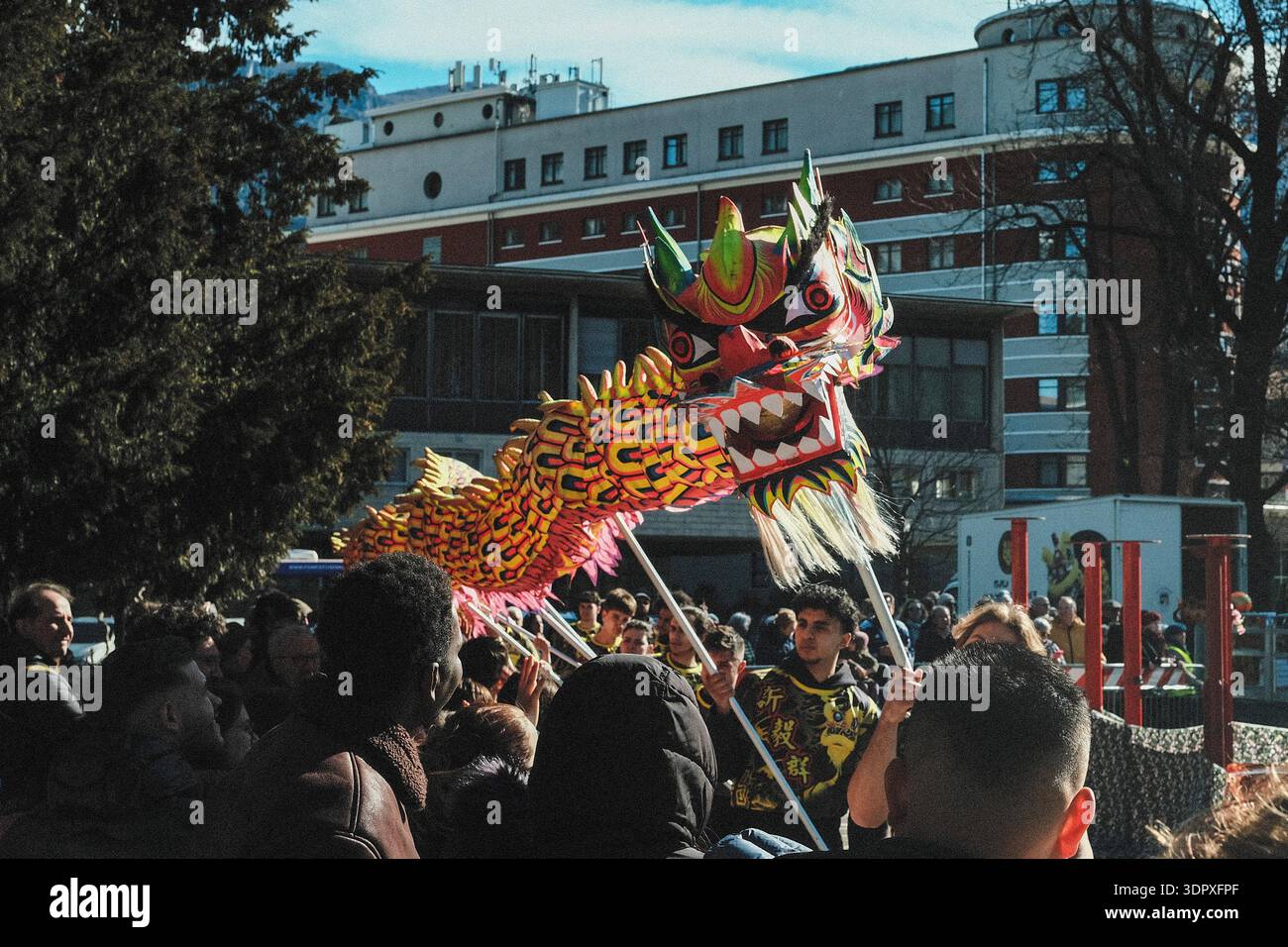 Danza del drago e del leone, esplosione di energia e dinamismo simbolo dell'anno del Cavallo del fuoco, per celebrare il Capodanno cinese Foto Stock