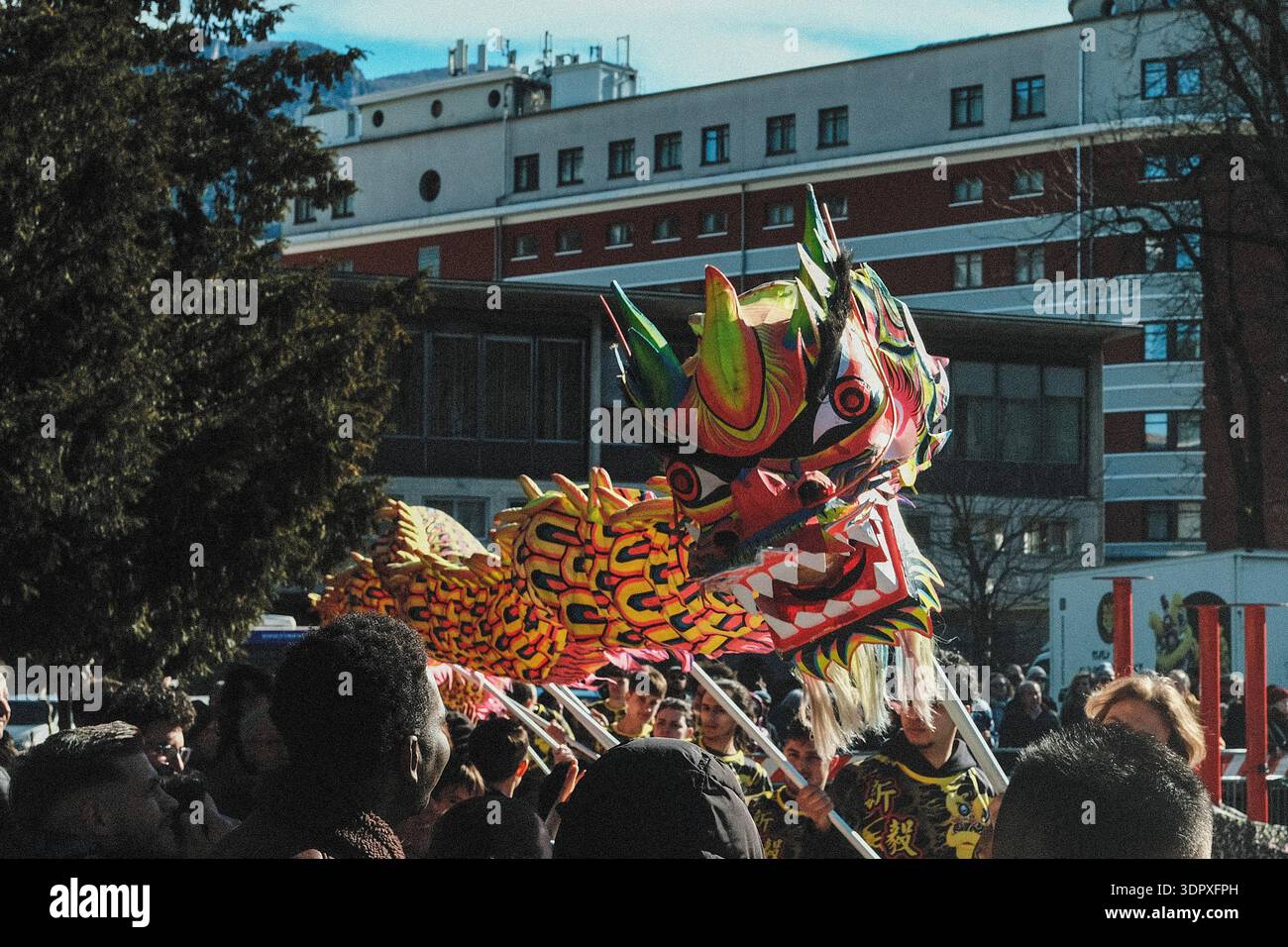 Danza del drago e del leone, esplosione di energia e dinamismo simbolo dell'anno del Cavallo del fuoco, per celebrare il Capodanno cinese Foto Stock