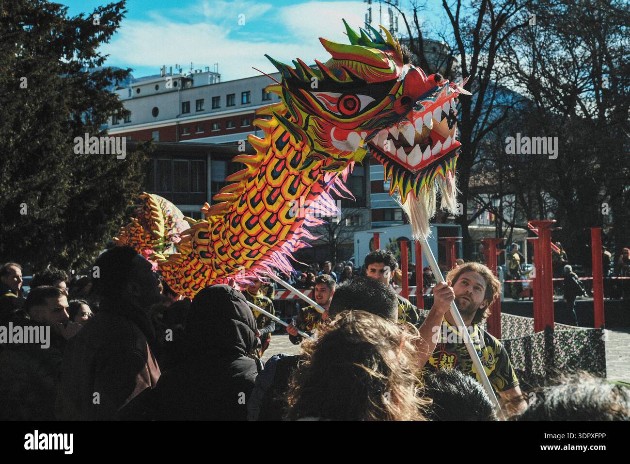 Danza del drago e del leone, esplosione di energia e dinamismo simbolo dell'anno del Cavallo del fuoco, per celebrare il Capodanno cinese Foto Stock