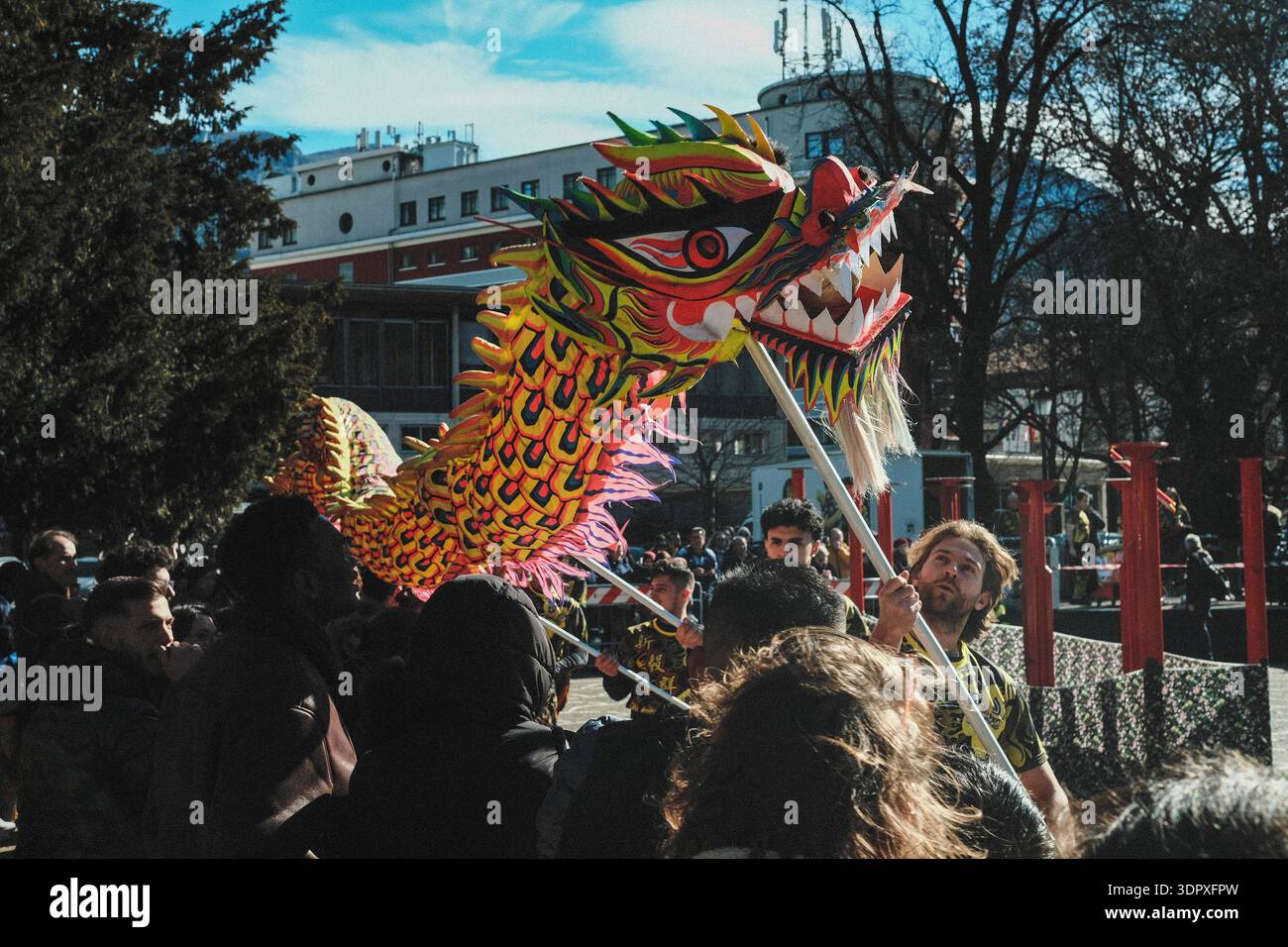 Danza del drago e del leone, esplosione di energia e dinamismo simbolo dell'anno del Cavallo del fuoco, per celebrare il Capodanno cinese Foto Stock