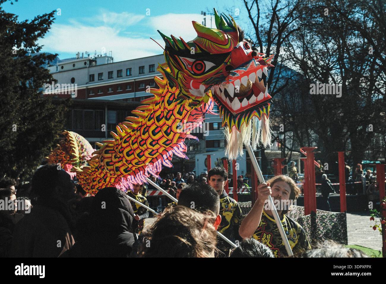 Danza del drago e del leone, esplosione di energia e dinamismo simbolo dell'anno del Cavallo del fuoco, per celebrare il Capodanno cinese Foto Stock