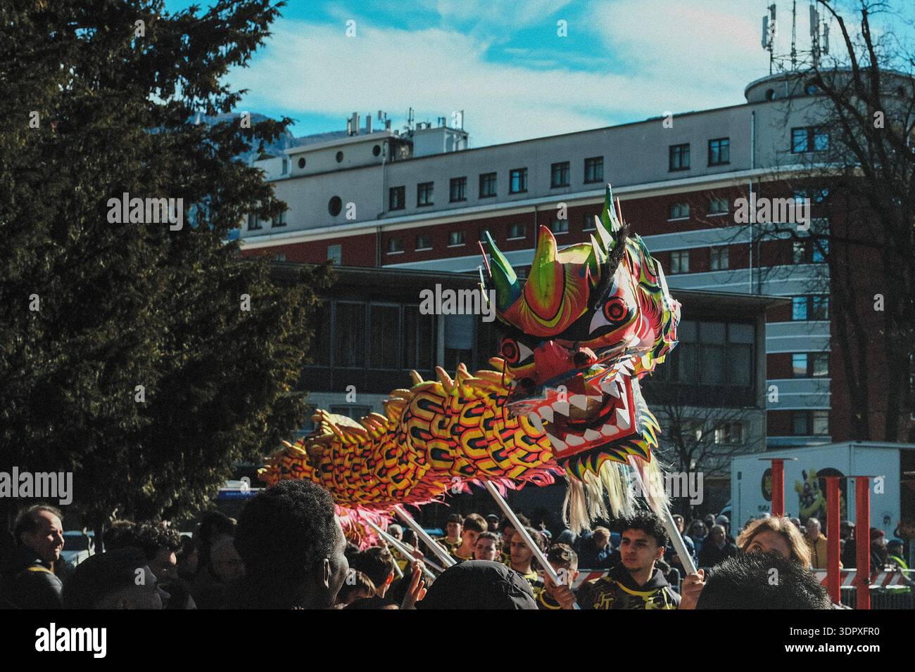 Danza del drago e del leone, esplosione di energia e dinamismo simbolo dell'anno del Cavallo del fuoco, per celebrare il Capodanno cinese Foto Stock