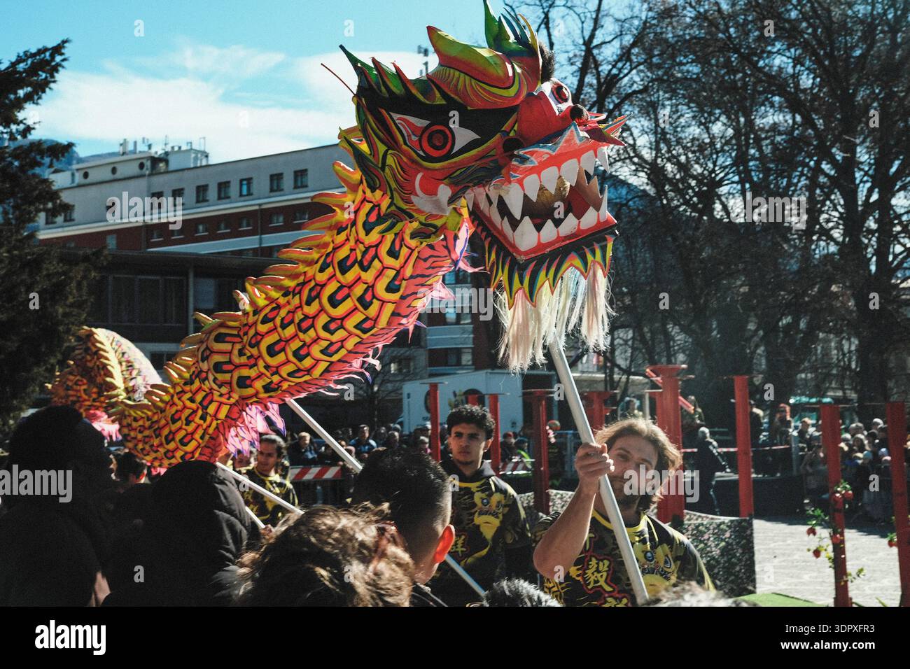 Danza del drago e del leone, esplosione di energia e dinamismo simbolo dell'anno del Cavallo del fuoco, per celebrare il Capodanno cinese Foto Stock