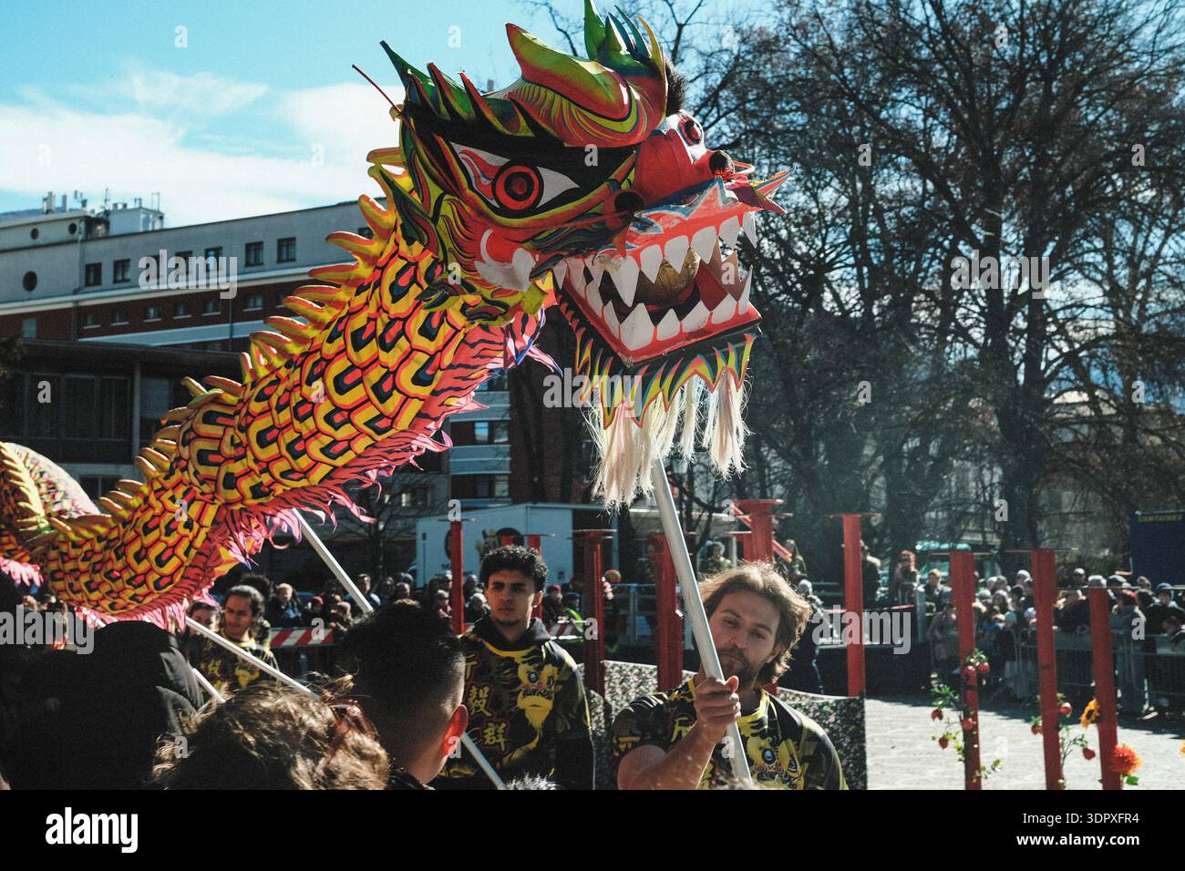 Danza del drago e del leone, esplosione di energia e dinamismo simbolo dell'anno del Cavallo del fuoco, per celebrare il Capodanno cinese Foto Stock