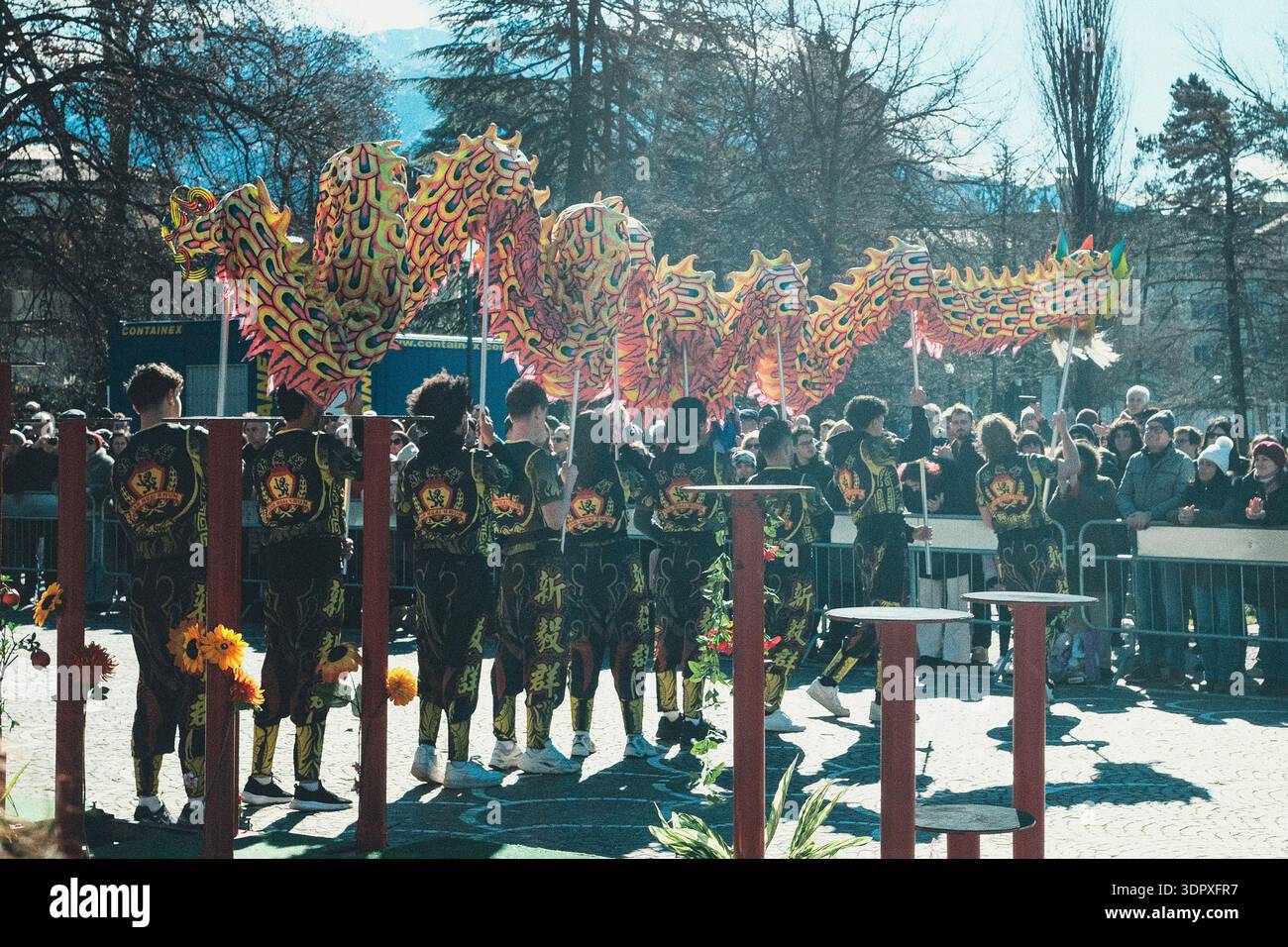 Danza del drago e del leone, esplosione di energia e dinamismo simbolo dell'anno del Cavallo del fuoco, per celebrare il Capodanno cinese Foto Stock