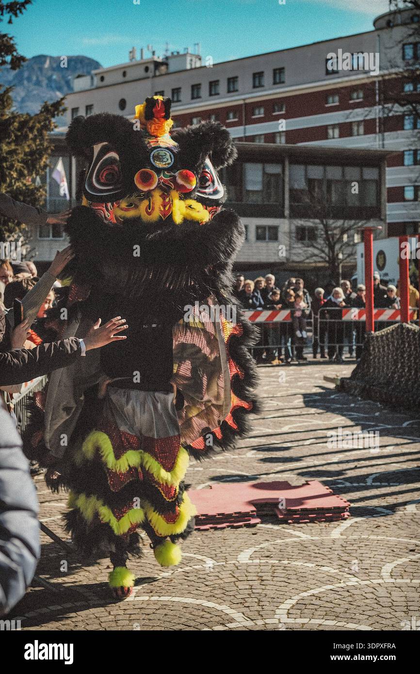 Danza del drago e del leone, esplosione di energia e dinamismo simbolo dell'anno del Cavallo del fuoco, per celebrare il Capodanno cinese Foto Stock