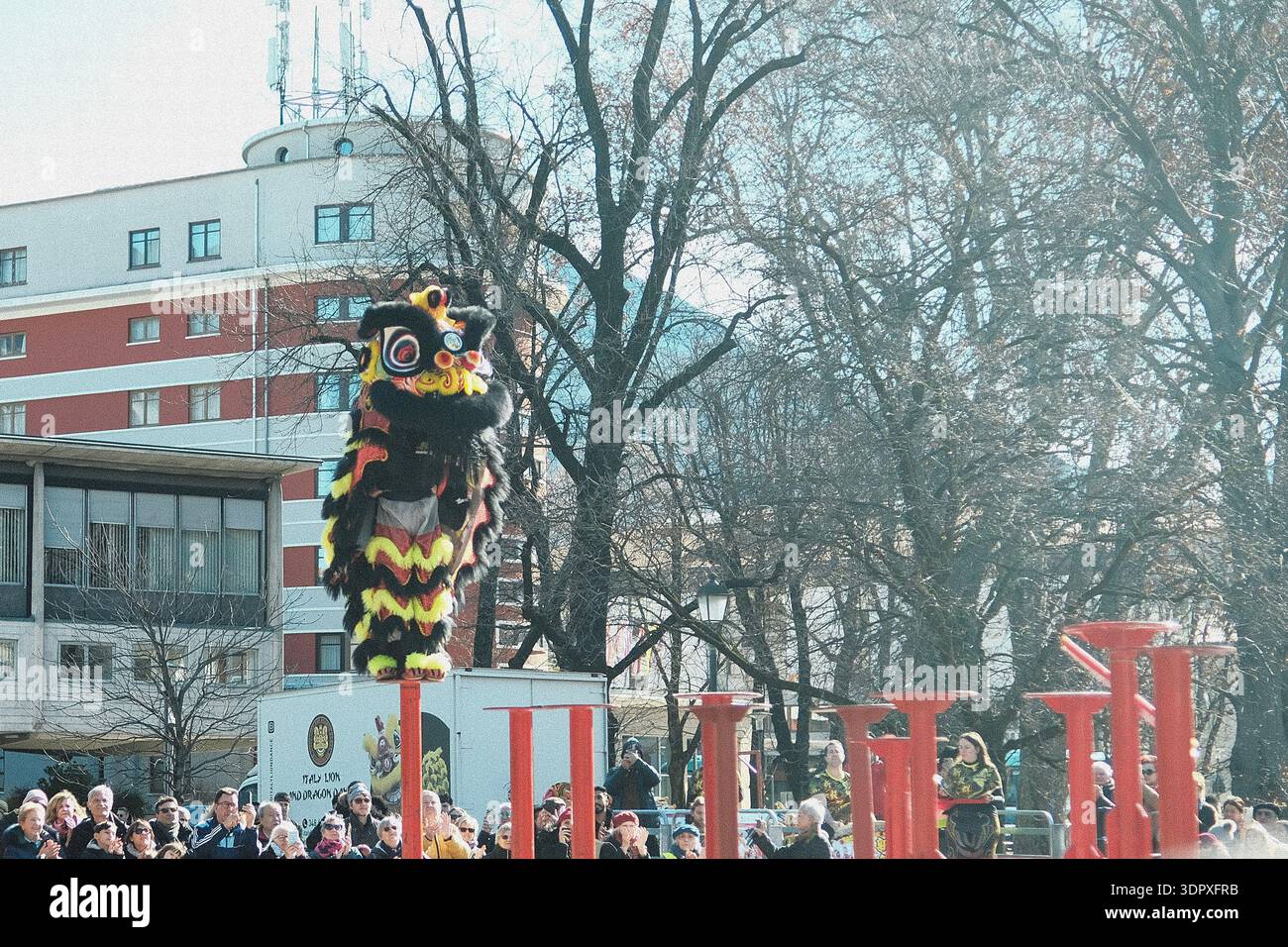 Danza del drago e del leone, esplosione di energia e dinamismo simbolo dell'anno del Cavallo del fuoco, per celebrare il Capodanno cinese Foto Stock
