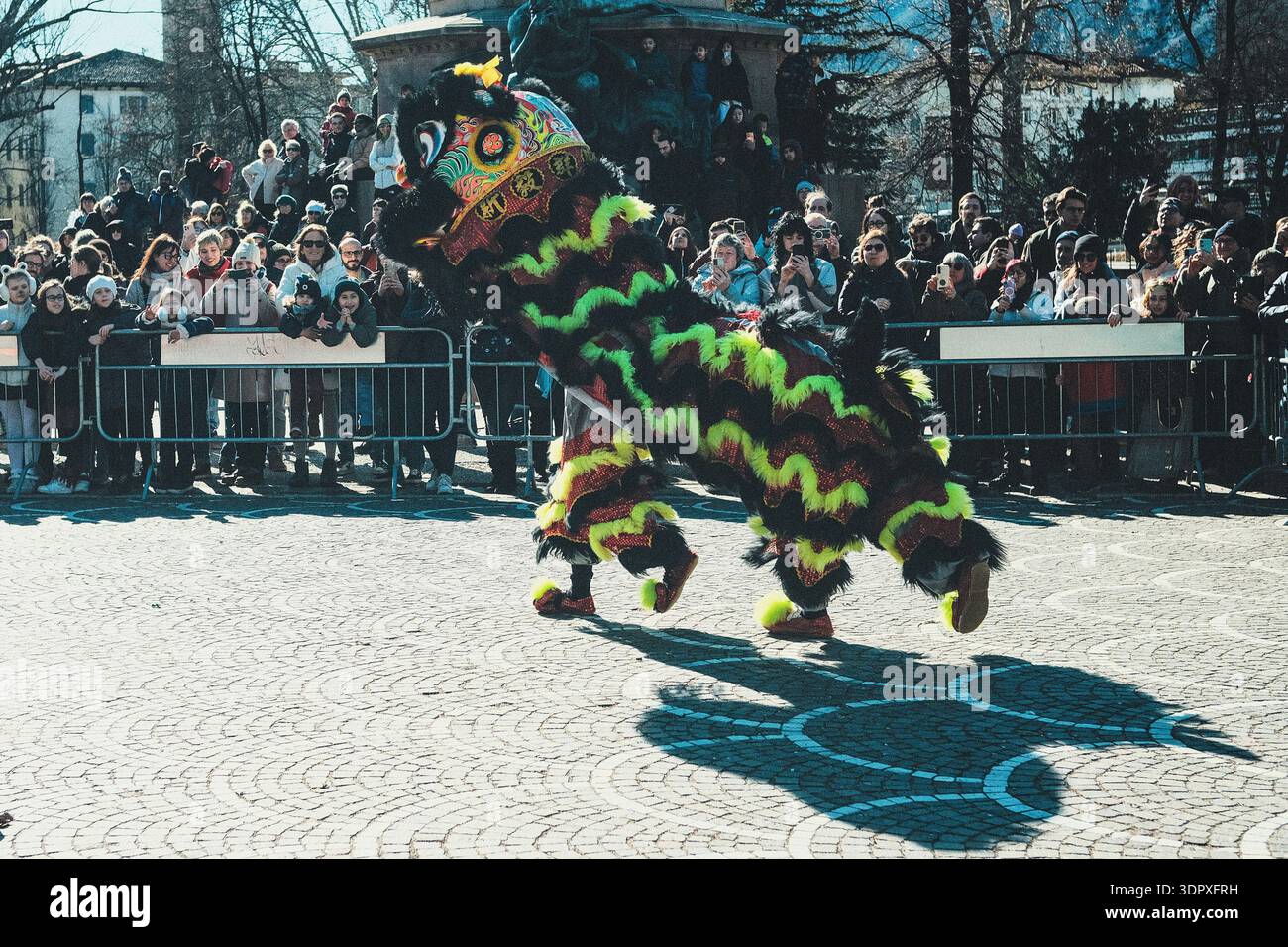 Danza del drago e del leone, esplosione di energia e dinamismo simbolo dell'anno del Cavallo del fuoco, per celebrare il Capodanno cinese Foto Stock