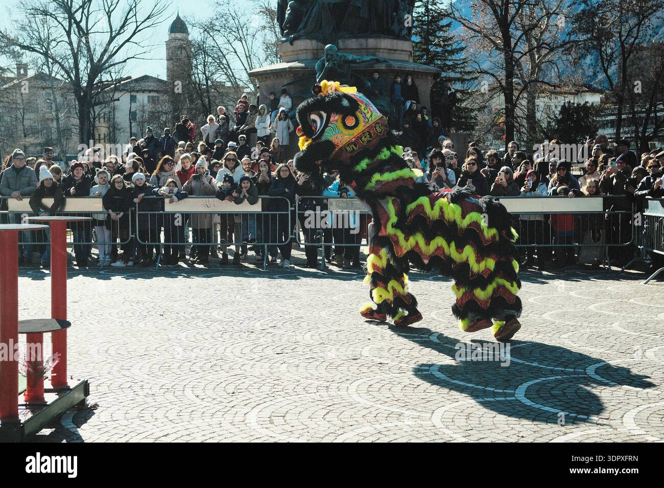 Danza del drago e del leone, esplosione di energia e dinamismo simbolo dell'anno del Cavallo del fuoco, per celebrare il Capodanno cinese Foto Stock