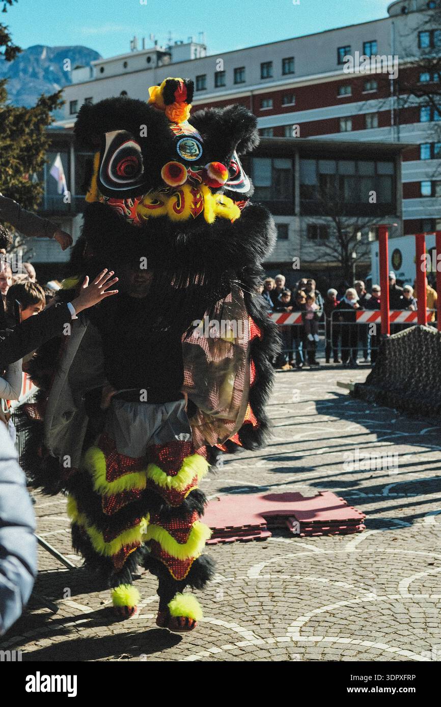 Danza del drago e del leone, esplosione di energia e dinamismo simbolo dell'anno del Cavallo del fuoco, per celebrare il Capodanno cinese Foto Stock