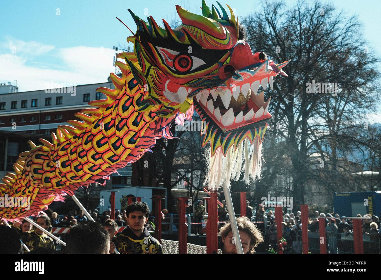 Danza del drago e del leone, esplosione di energia e dinamismo simbolo dell'anno del Cavallo del fuoco, per celebrare il Capodanno cinese Foto Stock