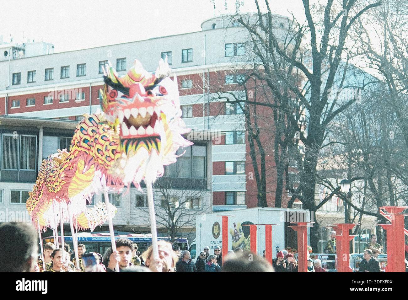Danza del drago e del leone, esplosione di energia e dinamismo simbolo dell'anno del Cavallo del fuoco, per celebrare il Capodanno cinese Foto Stock