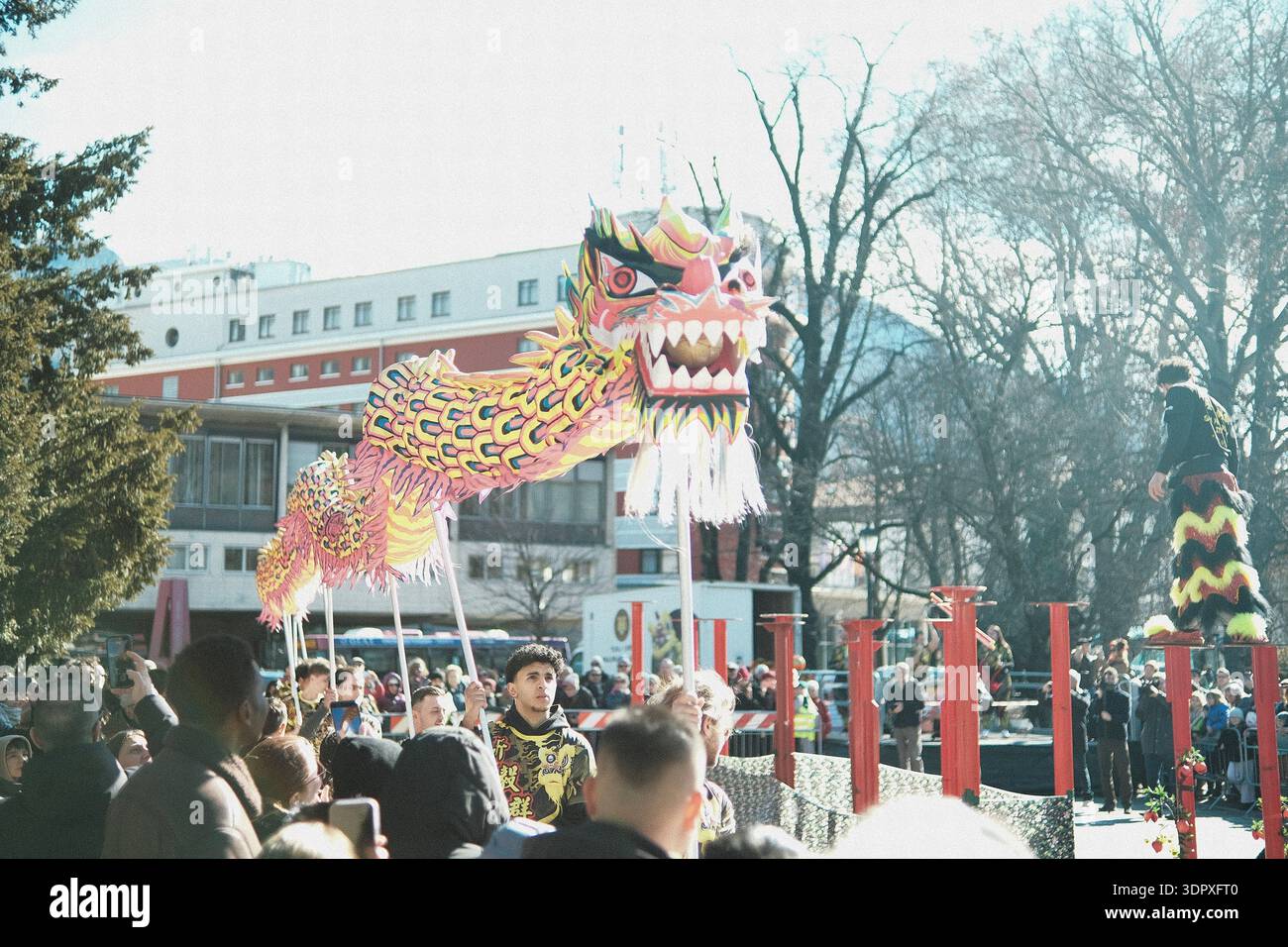 Danza del drago e del leone, esplosione di energia e dinamismo simbolo dell'anno del Cavallo del fuoco, per celebrare il Capodanno cinese Foto Stock