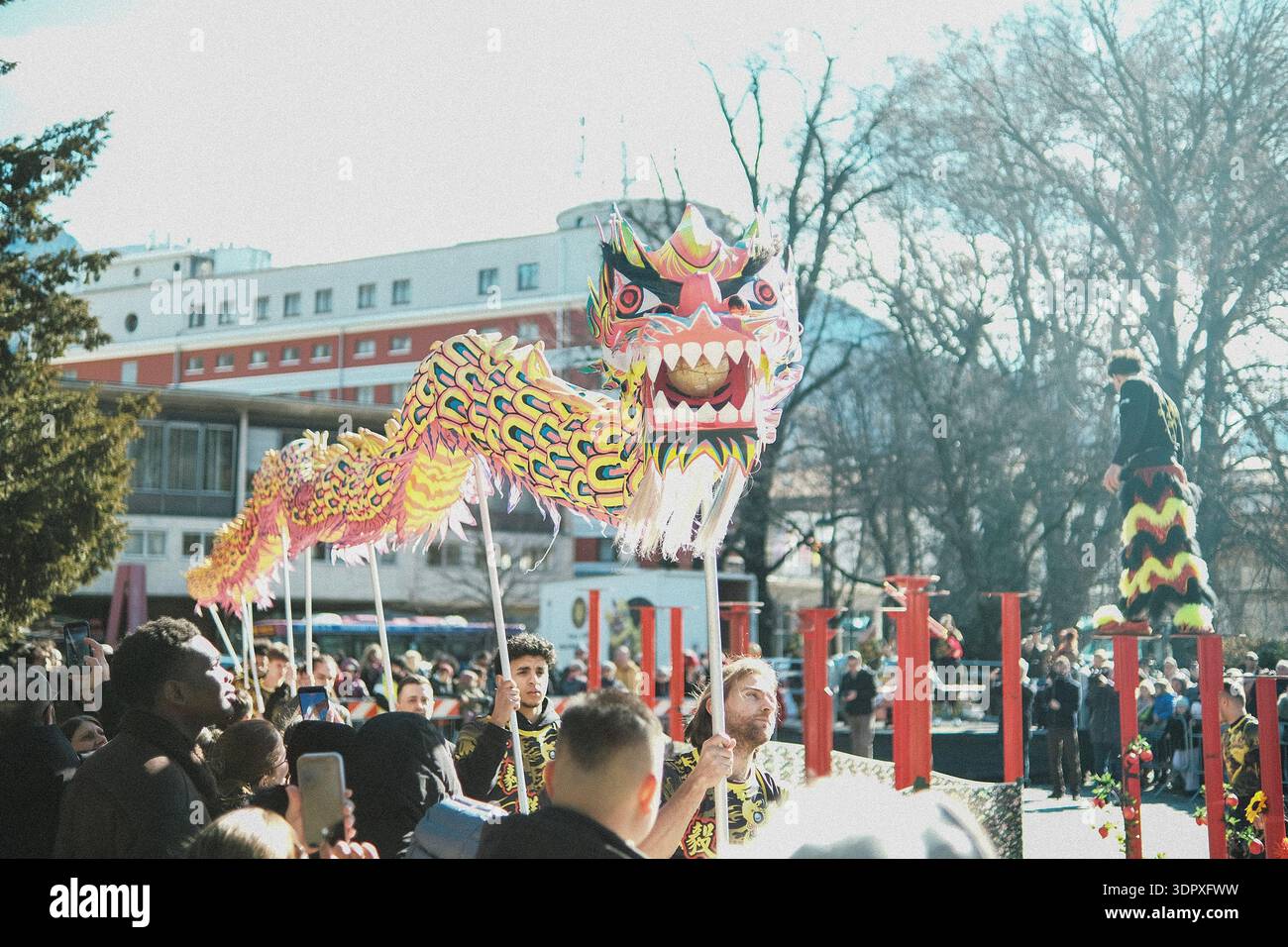 Danza del drago e del leone, esplosione di energia e dinamismo simbolo dell'anno del Cavallo del fuoco, per celebrare il Capodanno cinese Foto Stock