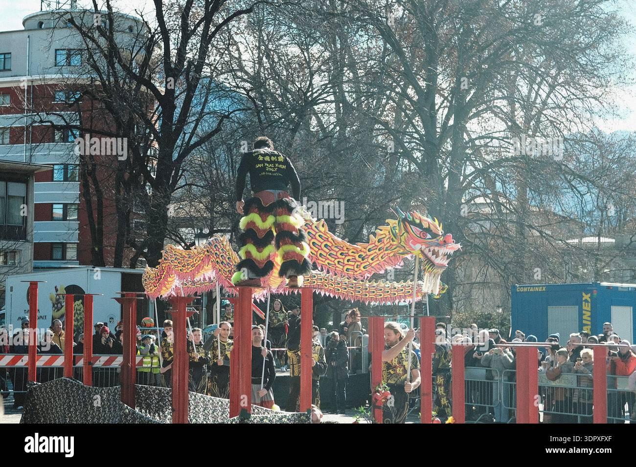 Danza del drago e del leone, esplosione di energia e dinamismo simbolo dell'anno del Cavallo del fuoco, per celebrare il Capodanno cinese Foto Stock