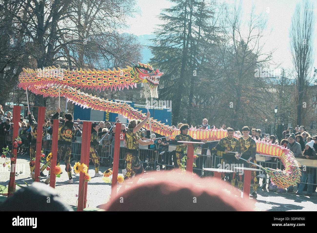 Danza del drago e del leone, esplosione di energia e dinamismo simbolo dell'anno del Cavallo del fuoco, per celebrare il Capodanno cinese Foto Stock