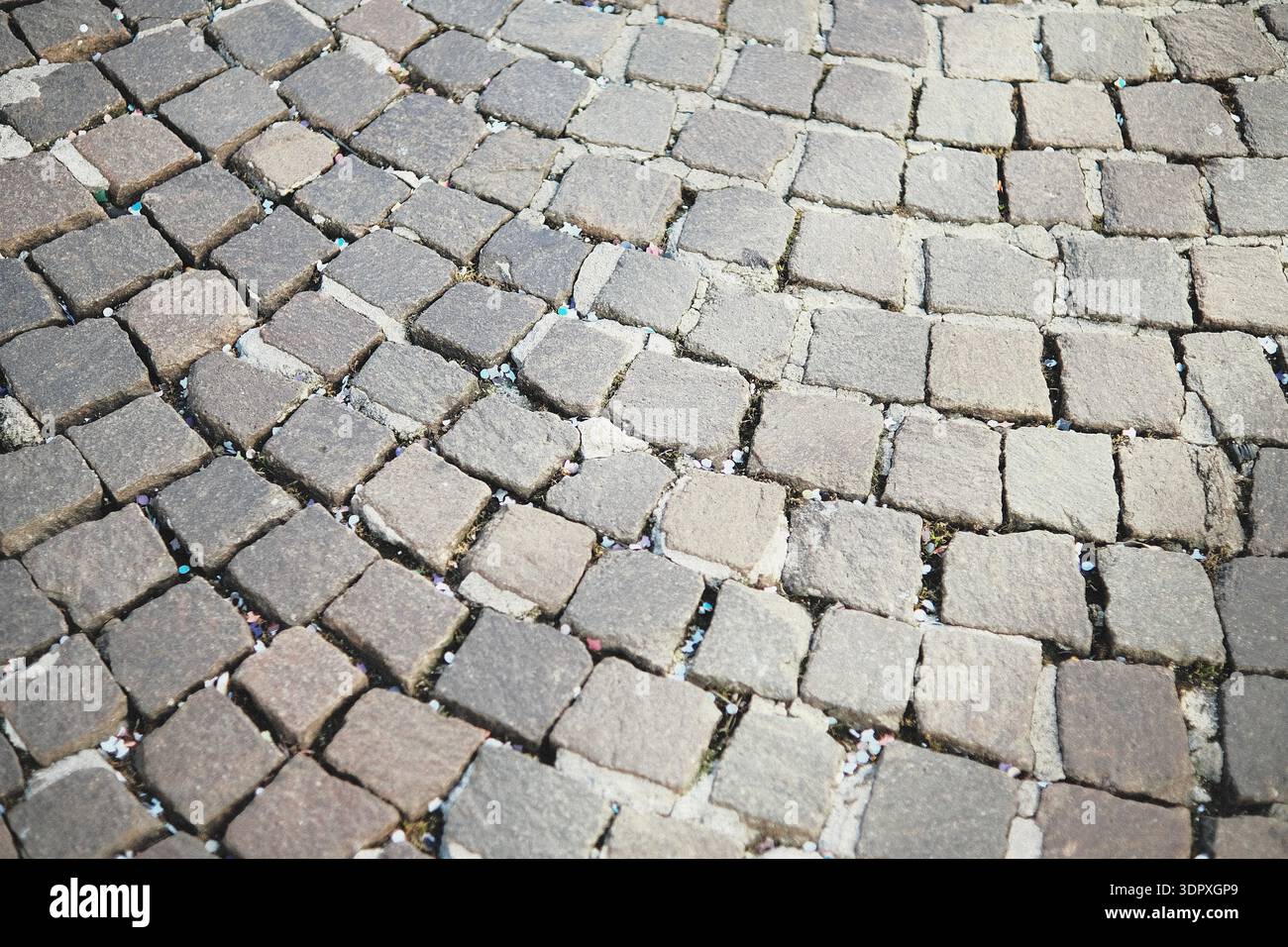 Pavimento esterno in cubi di pietra naturale, comunemente noti come lastricati o lastricati Foto Stock