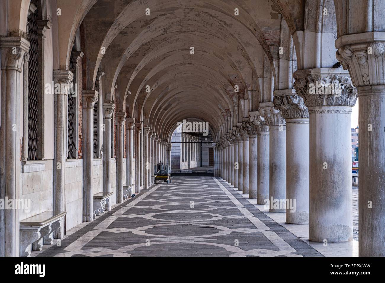 Una vista sugli splendidi archi e colonne di Piazza San Marco a Venezia, Italia. L'architettura storica cattura l'essenza dell'arte veneziana Foto Stock