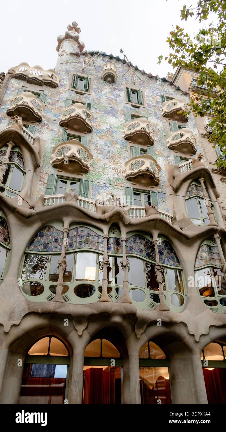 Casa Batllo di Barcellona mostra la splendida architettura di Antoni Gaudí. Le sue forme organiche, i colori vivaci e i dettagli intricati lo rendono un capolavoro Foto Stock