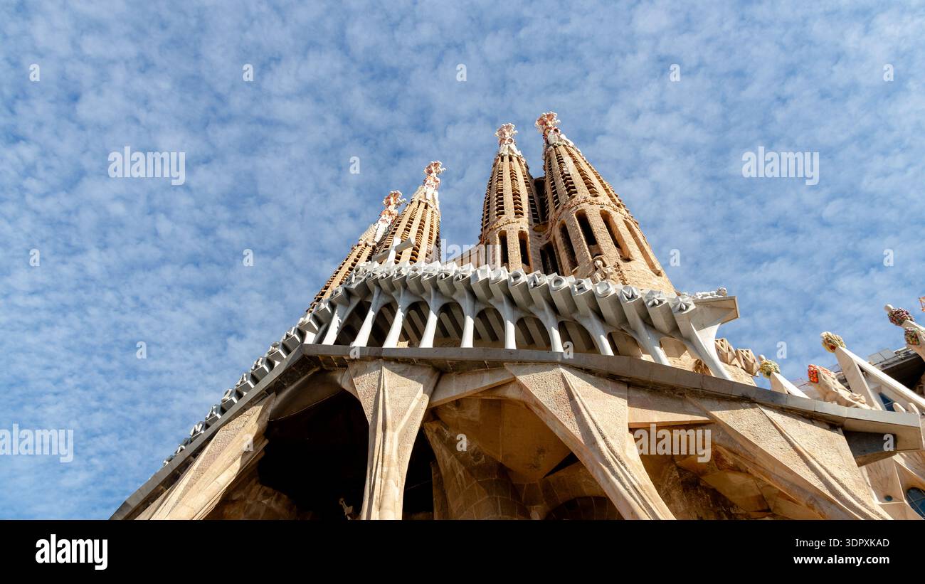 La Sagrada Familia di Barcellona, un capolavoro di Antoni Gaudí, mette in mostra architetture e design complessi. L'iconica chiesa è un edificio in corso Foto Stock