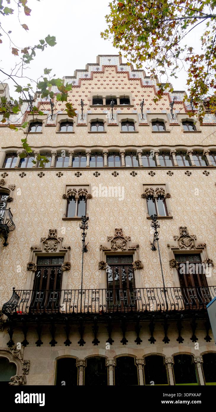 L'immagine mostra la splendida facciata di Casa Batllo a Barcellona, caratterizzata dalla sua architettura ornata ed eleganti elementi di design, evidenziati da dicembre Foto Stock
