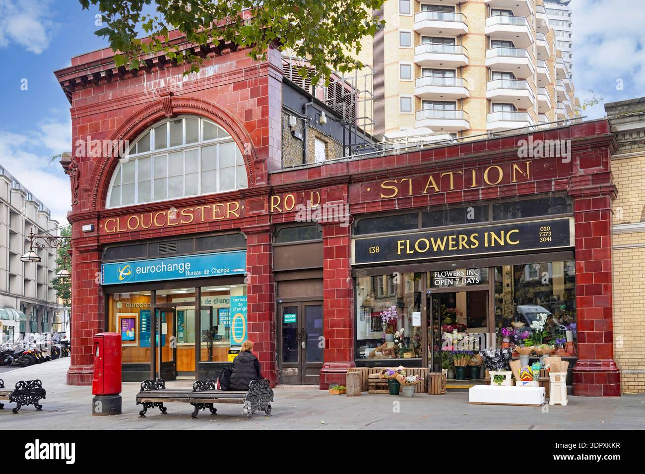 Londra, Inghilterra, vecchia costruzione della stazione della metropolitana con piastrelle rosse all'esterno di Kensington Foto Stock
