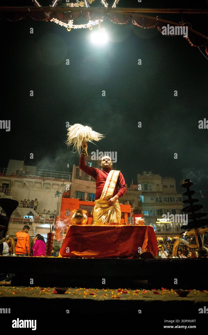 Il sacerdote indù esegue il rituale tradizionale Ganga Aarti di notte sui ghati di Varanasi, in India. Foto Stock