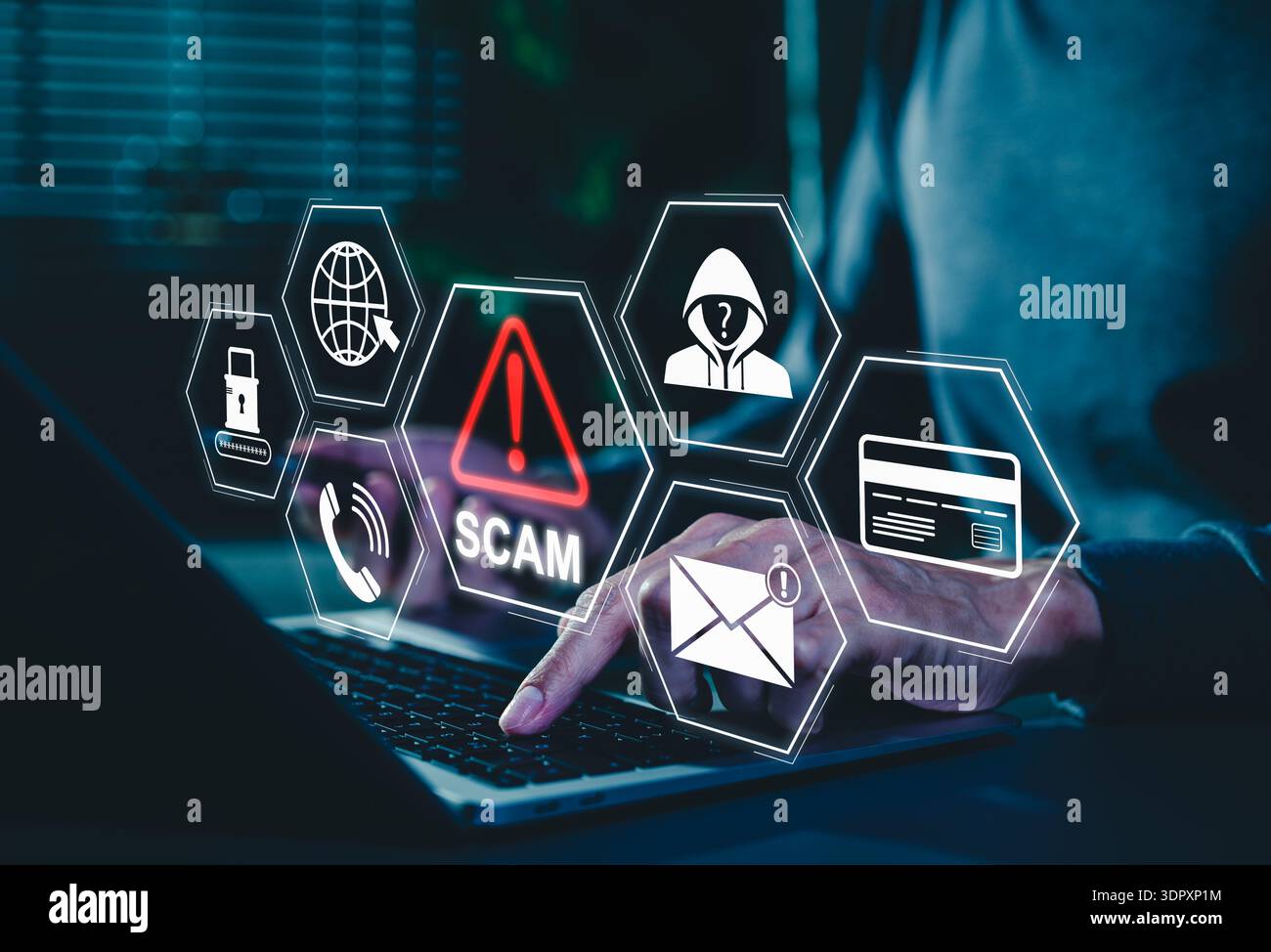 Avviso di truffa con icone di cibersicurezza. Uomo che tiene in mano uno smartphone mentre utilizza un computer portatile, cartello di avvertimento per truffe con icone di minacce online, phishing, Foto Stock