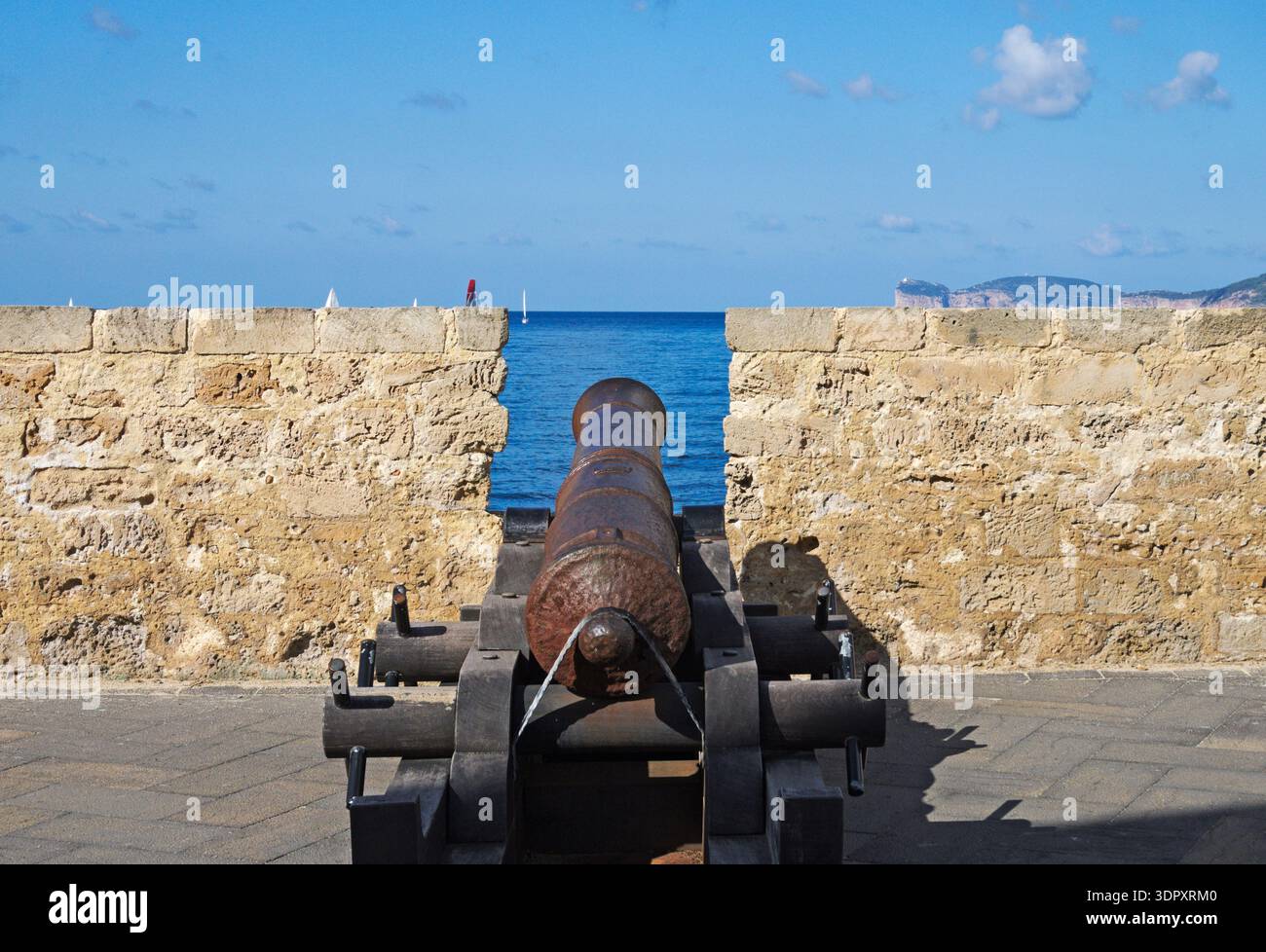 Cannone storico su mura fortificate, Alghero, Sardegna, Italia Foto Stock